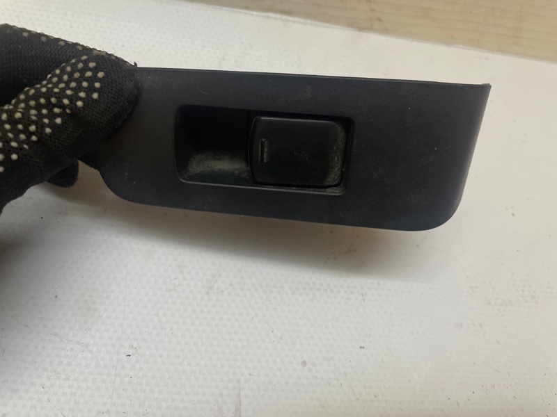 Кнопка стеклоподъемника Nissan X-Trail 2007-2011 NT31