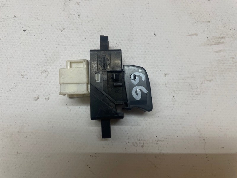 Кнопка стеклоподъемника Nissan X-Trail 2001-2007 NT30