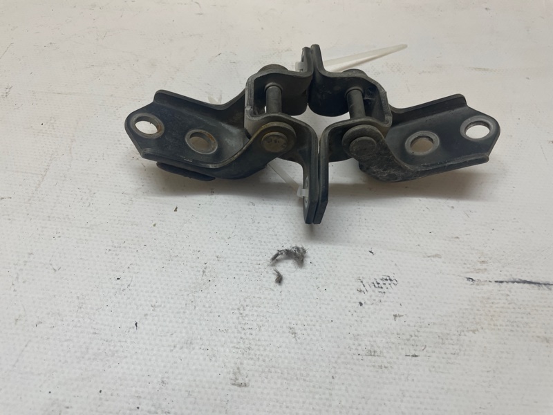 Петля двери Mazda 3 2003-2006 BK