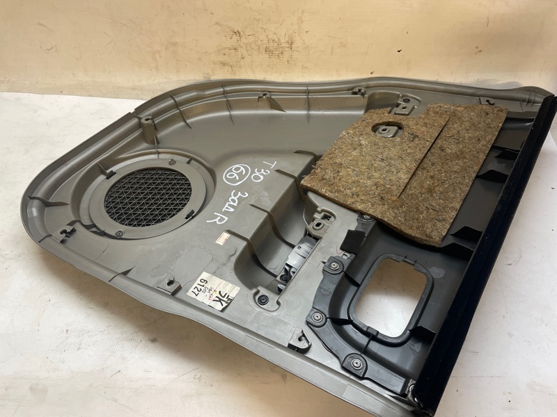 Обшивка двери Nissan X-Trail 2007-2011 NT31