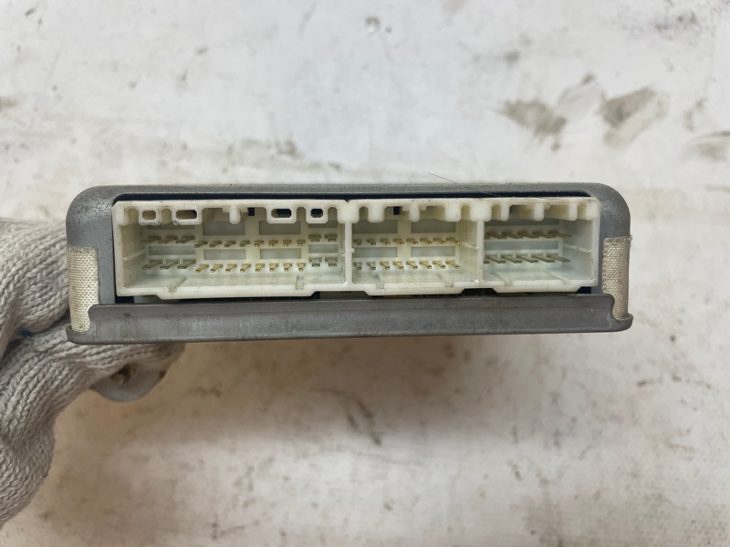 Блок управления ABS Toyota Land Cruiser 2000 J100