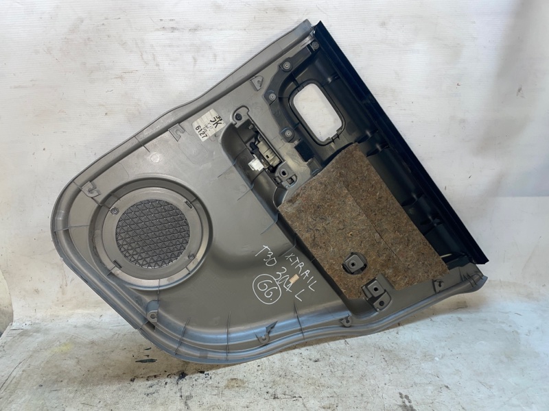 Обшивка двери Nissan X-Trail 2001-2007 NT30