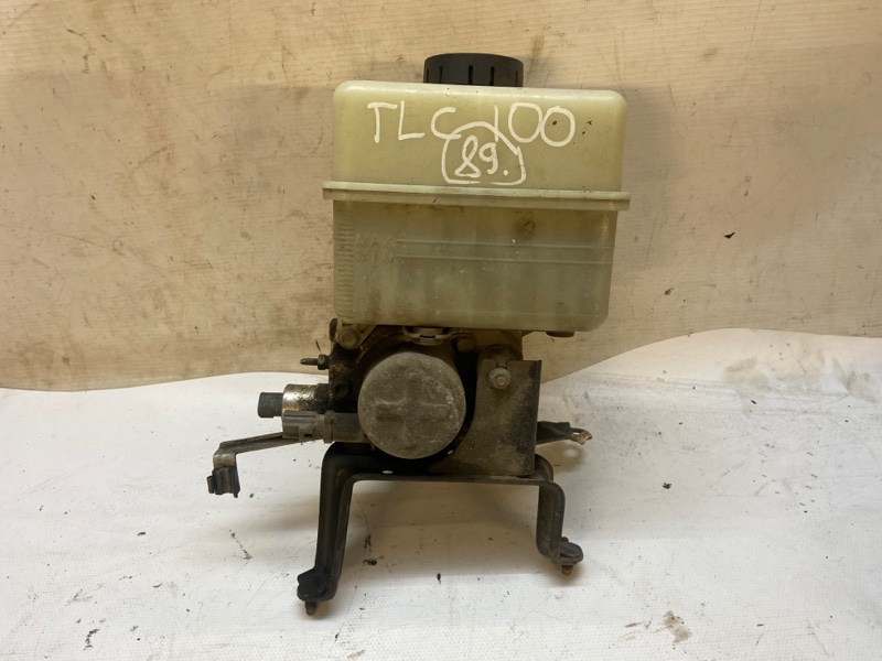 Насос гидроподвески Toyota Land Cruiser 2000 J100
