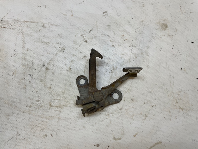 Крюк замка капота Toyota Land Cruiser 2000 J100