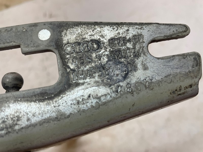 Петля багажника Audi A6 2004-2010 C6
