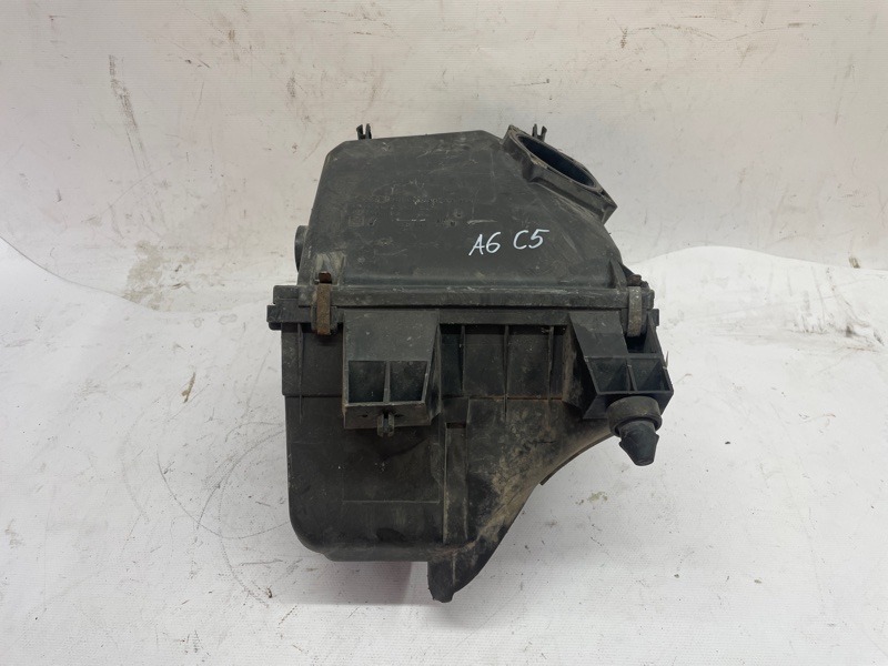 Корпус воздушного фильтра Audi A6 1997-2005 C5