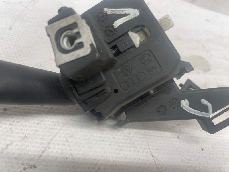 Переключатель поворотов Volkswagen Golf 2003-2009