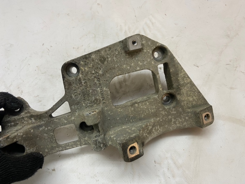 Кронштейн генератора Volkswagen Golf 2003-2010 1K1
