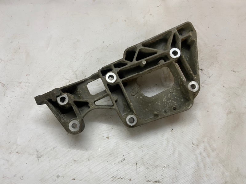 Кронштейн генератора Volkswagen Golf 2003-2010 1K1