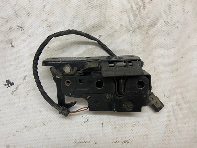 Замок капота Volkswagen Golf 2003-2010 1K1