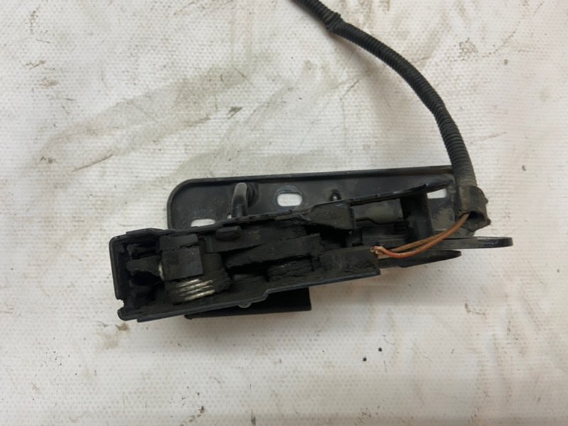 Замок капота Volkswagen Golf 2003-2010 1K1