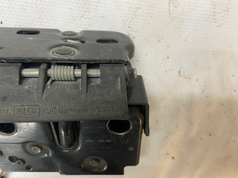 Замок капота Volkswagen Golf 2003-2010 1K1