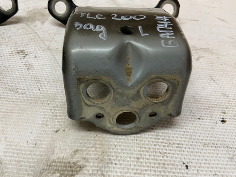 Петли багажника Toyota Land Cruiser 200 2008 Внедорожник