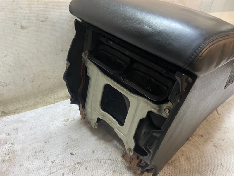 Подлокотник Toyota Land Cruiser 200 2008 Внедорожник
