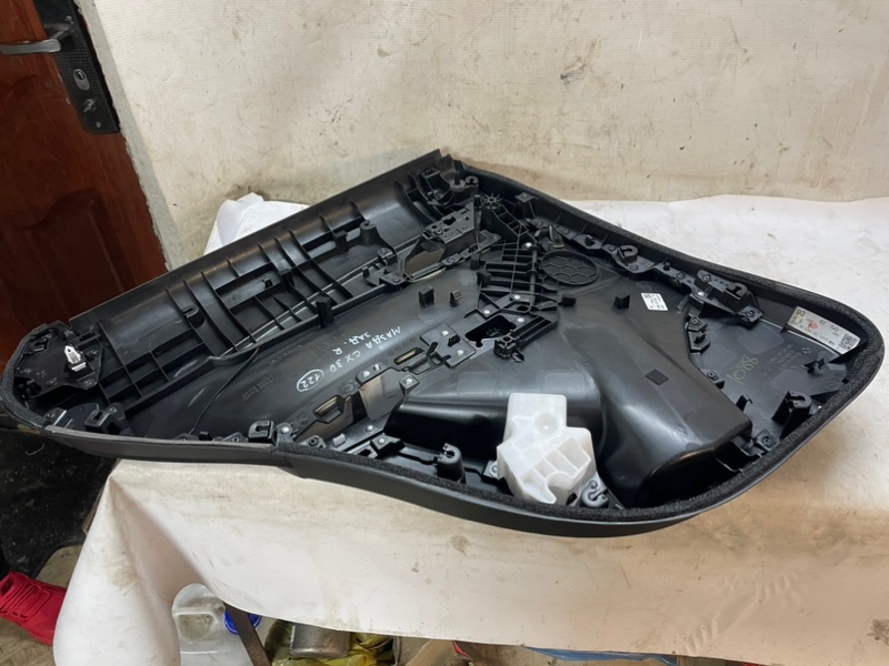 Обшивка двери Mazda CX-30 2020