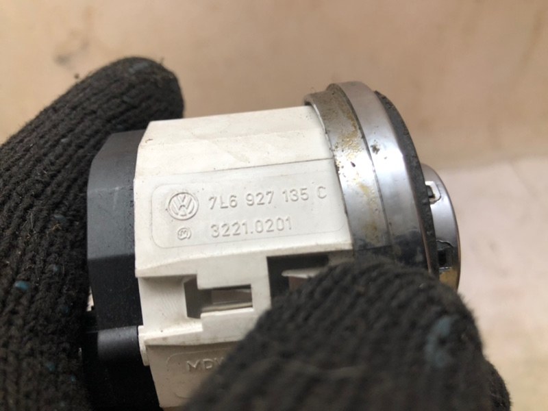 Кнопка режима подвески Volkswagen Touareg 2003 7L