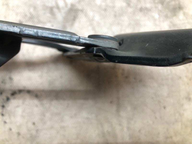 Петля капота Volkswagen Touareg 2003 7L