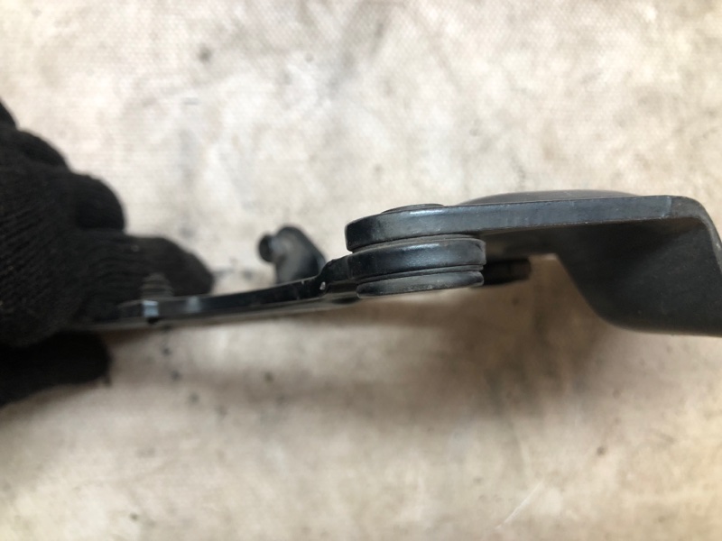 Петля капота Volkswagen Touareg 2003 7L