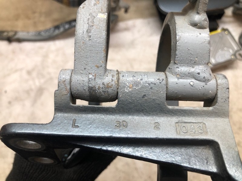Петля багажника Volkswagen Touareg 2003 7L