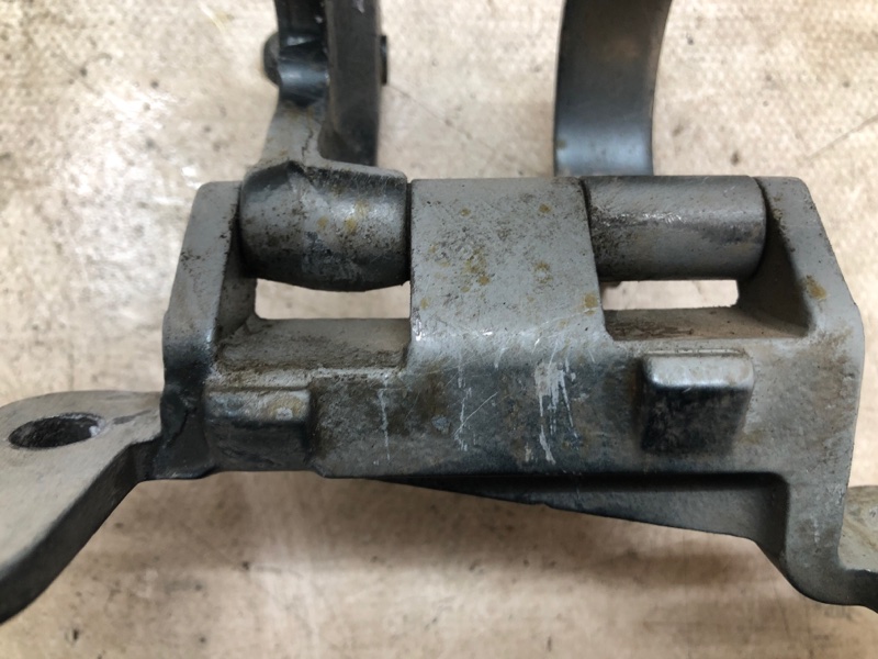 Петля багажника Volkswagen Touareg 2003 7L