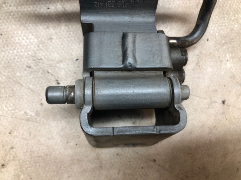 Петля двери Volkswagen Touareg 2003 7L