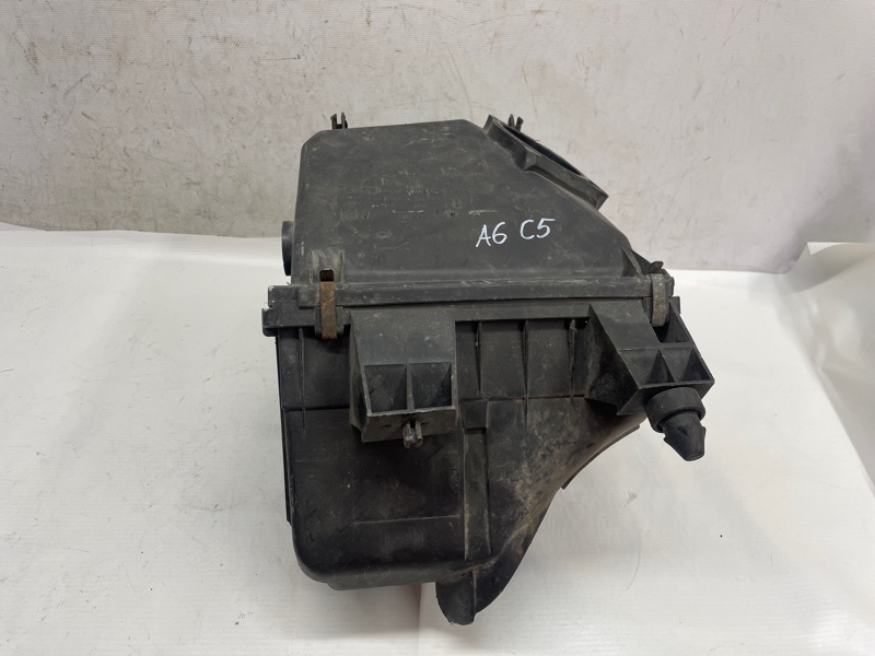 Корпус воздушного фильтра Audi A6 1997-2005 C5
