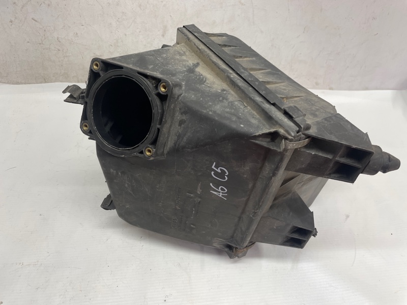 Корпус воздушного фильтра Audi A6 1997-2005 C5