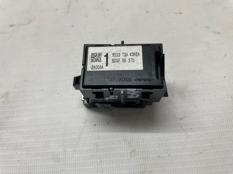 Кнопка стеклоподъемника Mazda Mazda 3 2020 BP