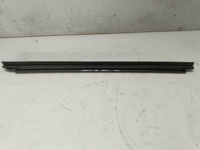 Уплотнитель стекла двери Toyota Corolla 2014 ZRE172R