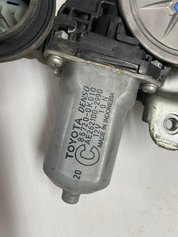 Стеклоподъемник Toyota Hilux 2012
