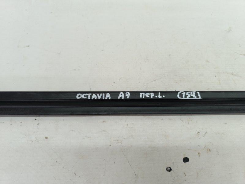 Уплотнитель стекла двери Skoda Octavia 2015