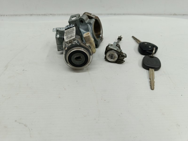 Замок зажигания Toyota Hilux 2012
