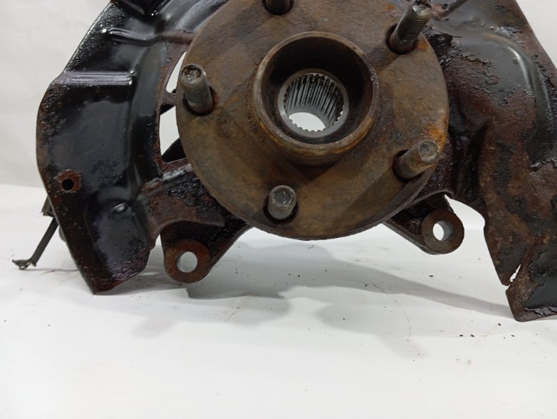 Кулак поворотный Lexus RX330 2005 XU30