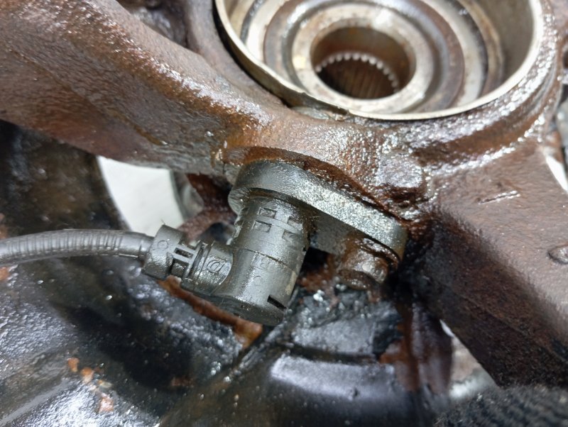 Кулак поворотный Lexus RX330 2005 XU30