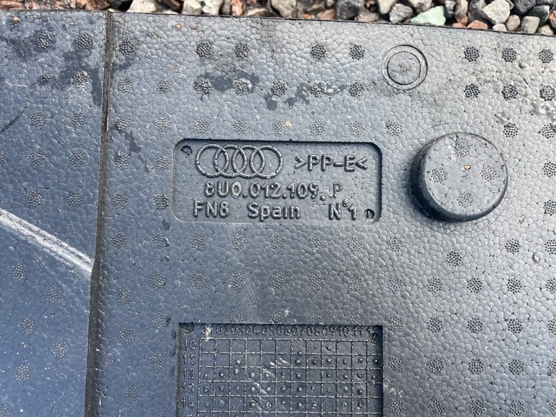 Ящик для инструментов Audi Q3 2011-2018
