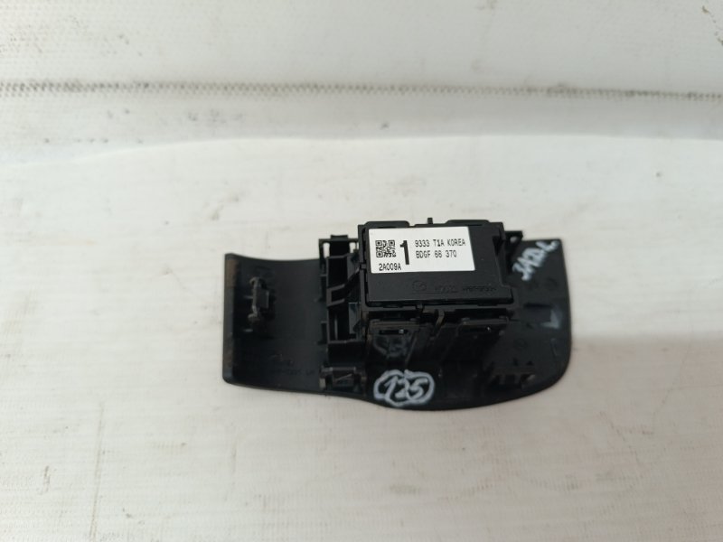 Кнопка стеклоподъемника Mazda Mazda 3 2020 BP
