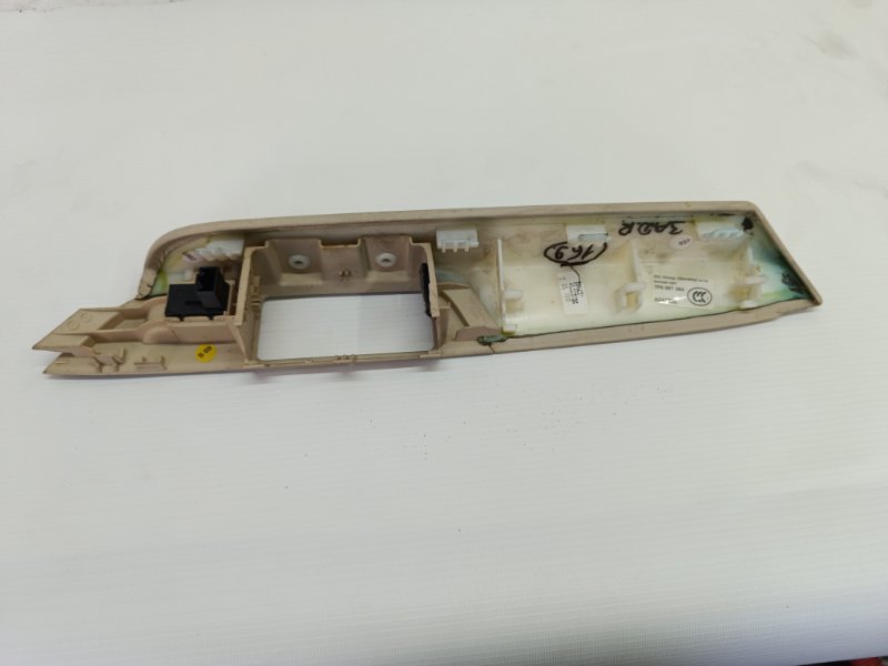 Кнопка стеклоподъемника Volkswagen Touareg 2012 7P5,7P6