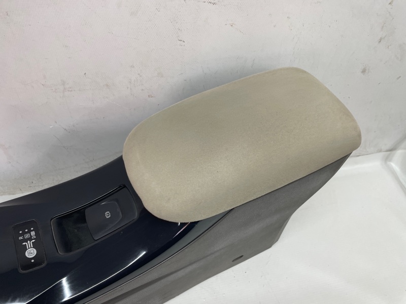 Подлокотник Nissan Leaf 2012 ZE0
