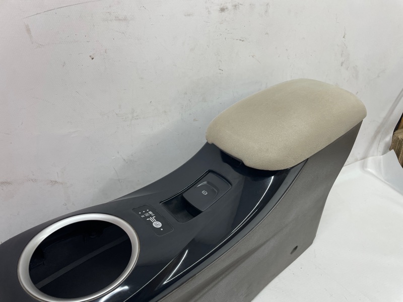 Подлокотник Nissan Leaf 2012 ZE0