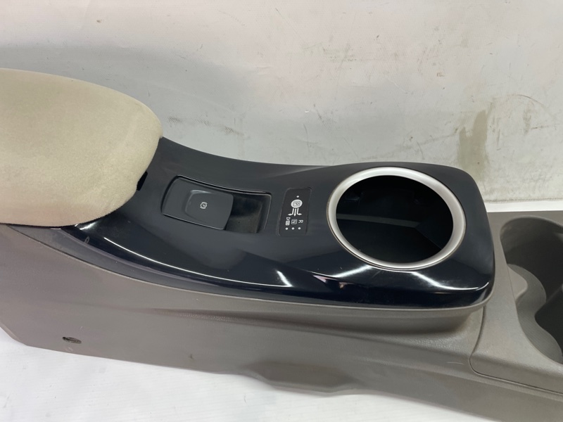 Подлокотник Nissan Leaf 2012 ZE0