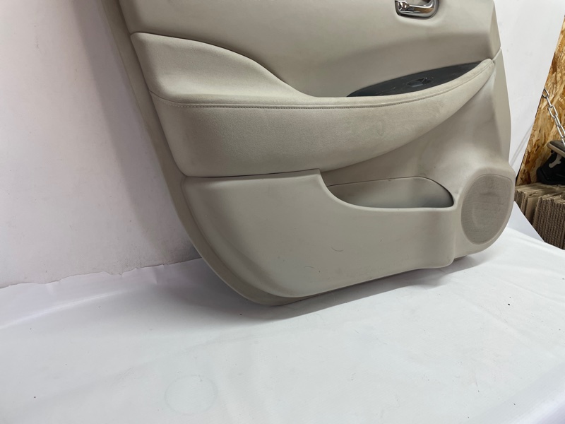 Обшивка двери Nissan Leaf 2012 ZE0