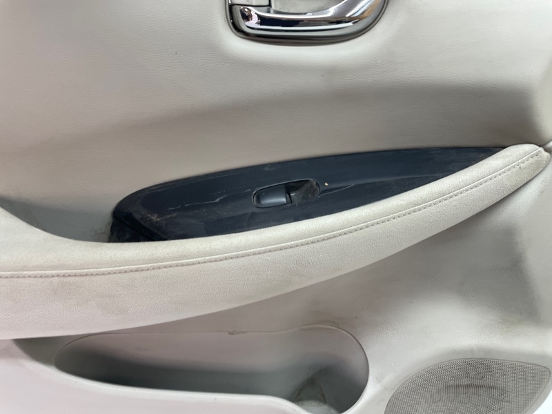 Обшивка двери Nissan Leaf 2012 ZE0