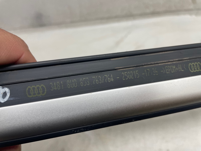 Молдинг стекла Audi Q3 2011-2018