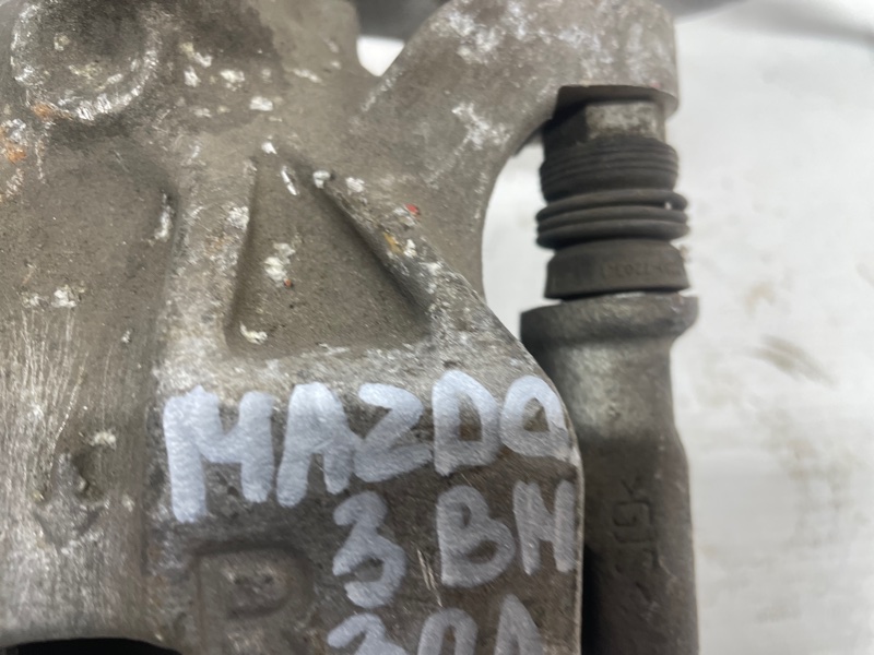 Суппорт Mazda 3 2018 BM седан