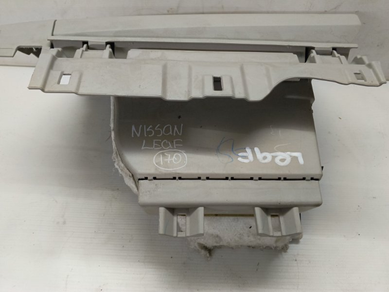 Бардачок Nissan Leaf 2012 ZE0