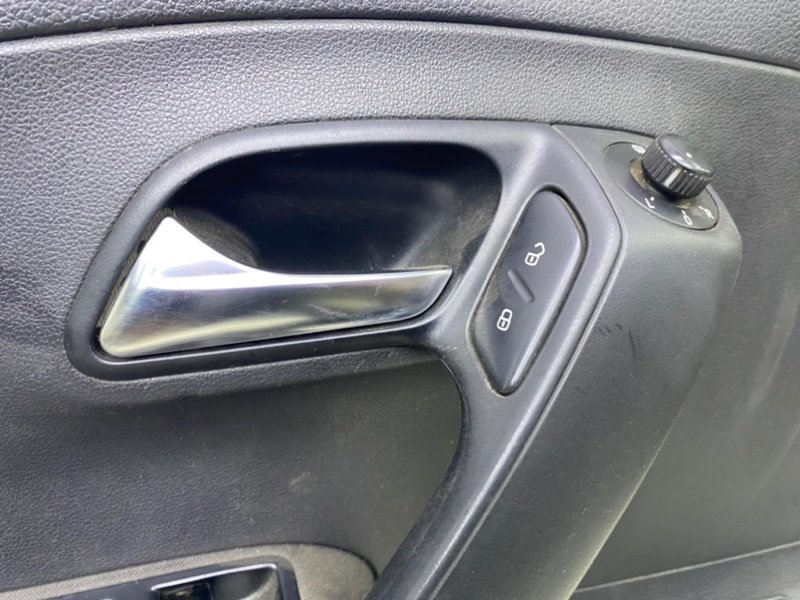 Обшивка двери Volkswagen Polo 2011