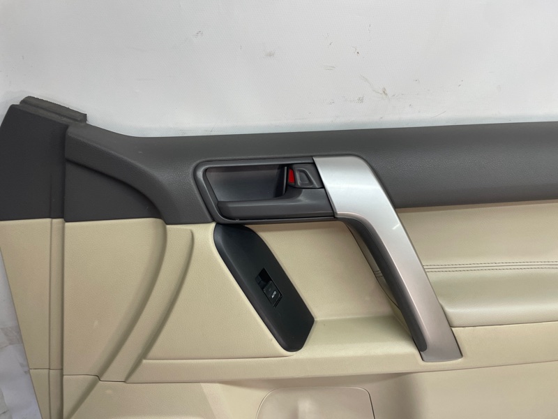 Обшивка двери Toyota Land Cruiser Prado 2022
