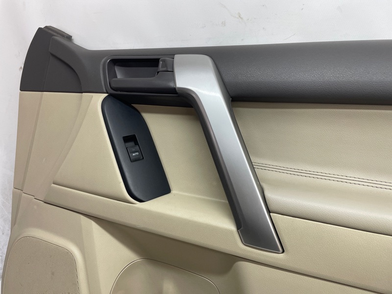 Обшивка двери Toyota Land Cruiser Prado 2022