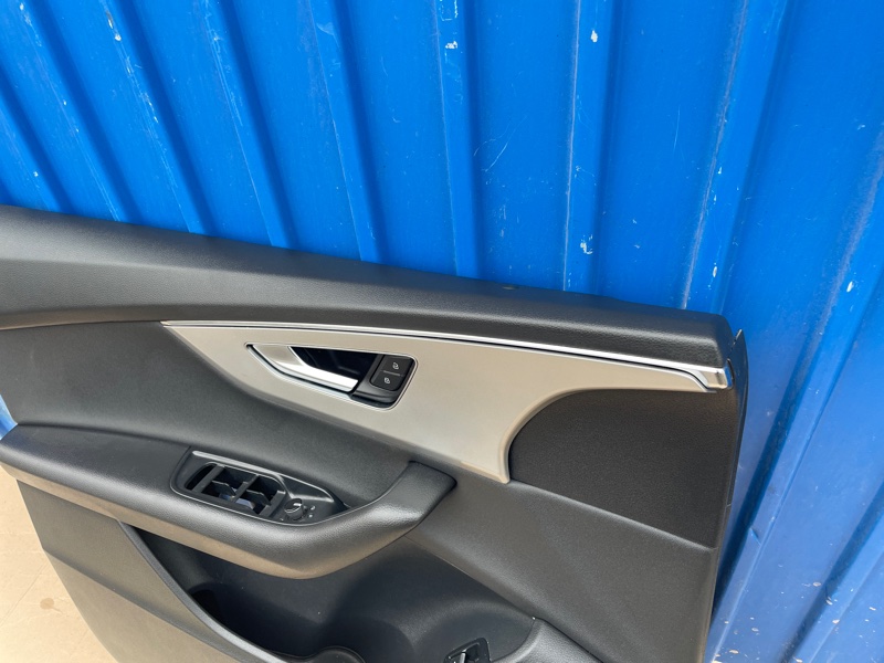Обшивка двери Audi Q8 2021