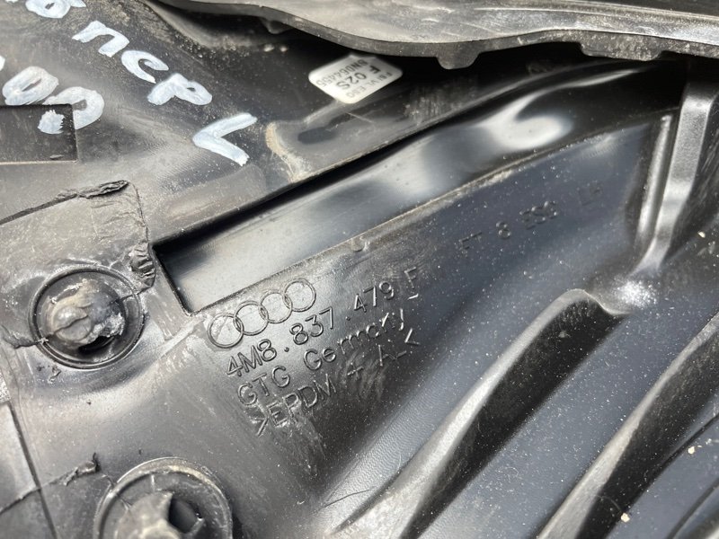 Уплотнитель двери Audi Q8 2021